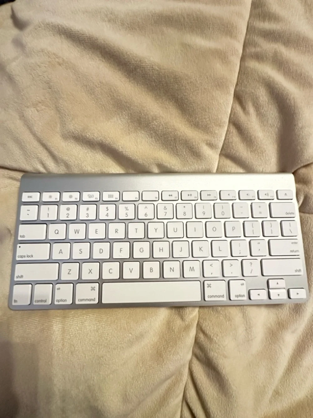 Apple Wireless Keyboard - Silver and White Compact Bluetooth Keyboard